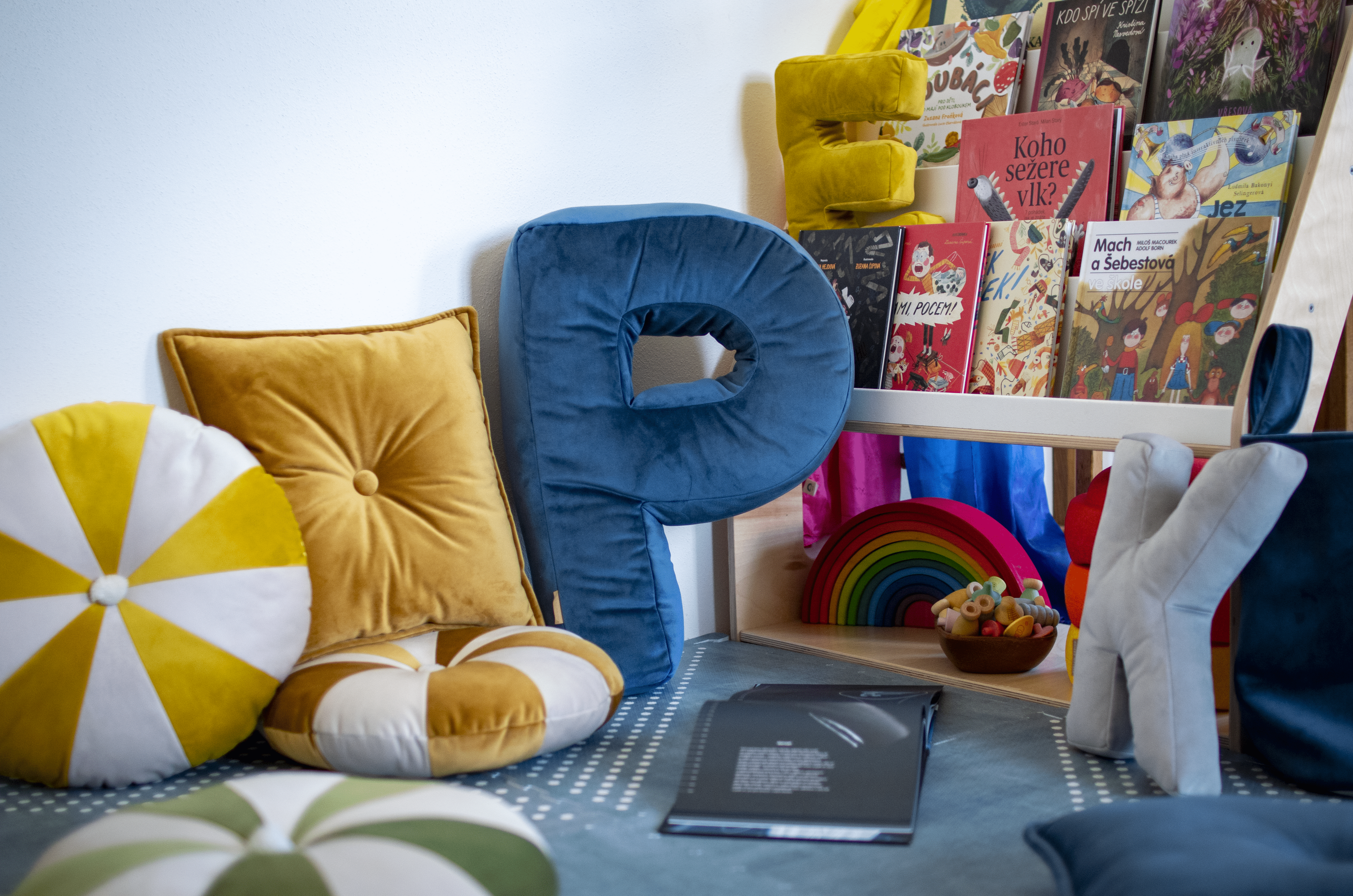 Dětská dřevěná montessori knihovna