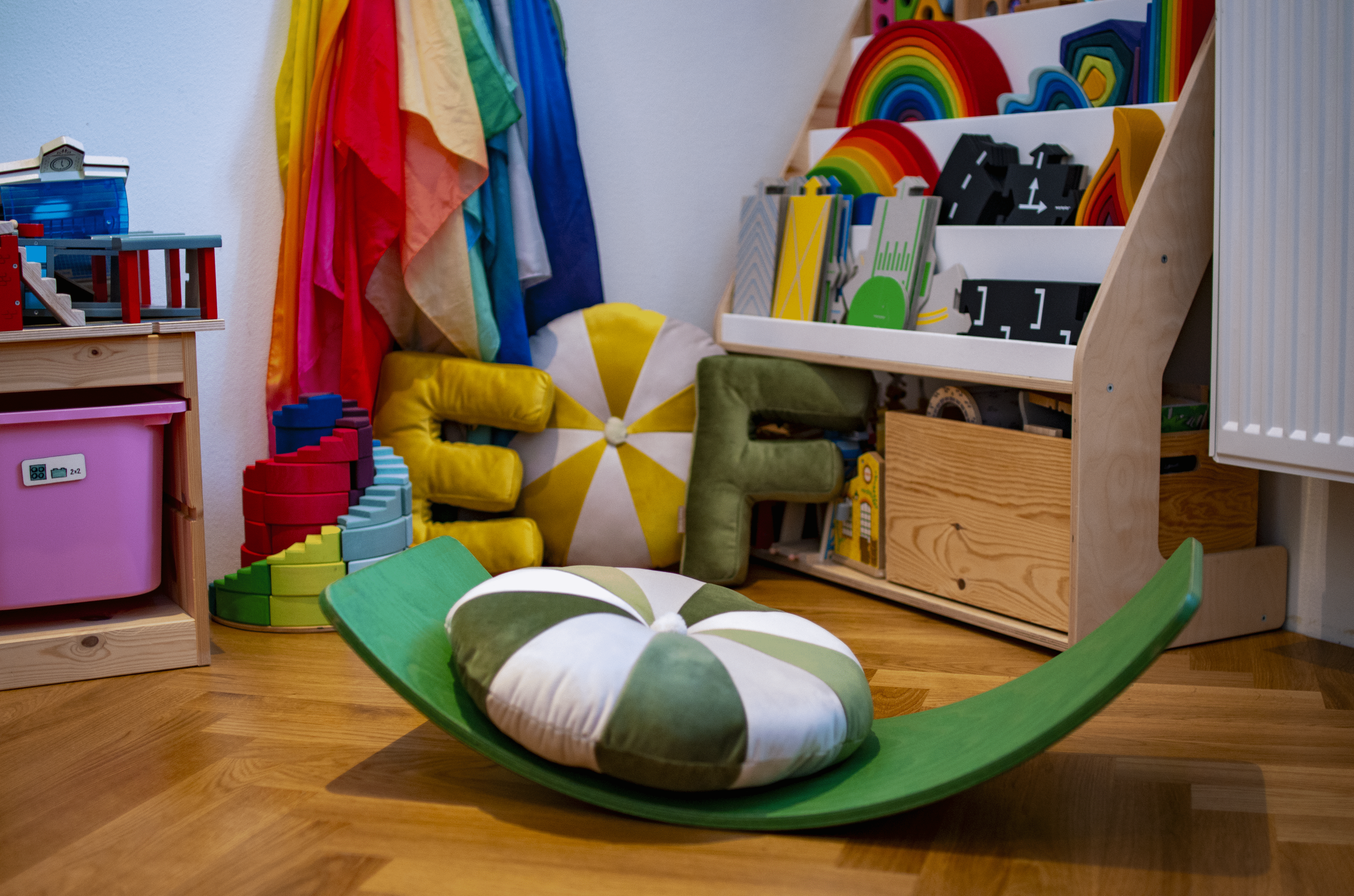 Dětská dřevěná montessori knihovna