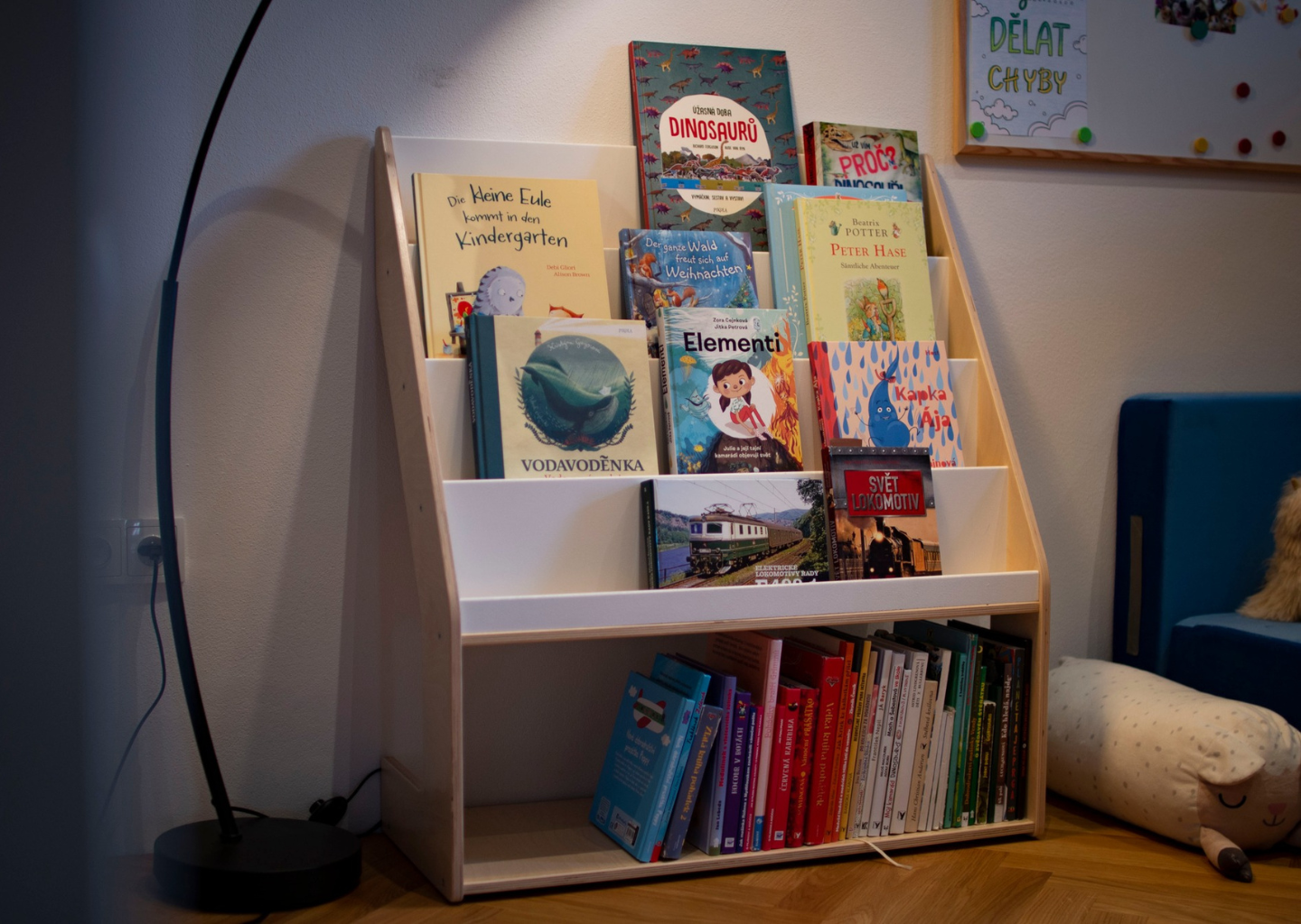 Dětská dřevěná montessori knihovna