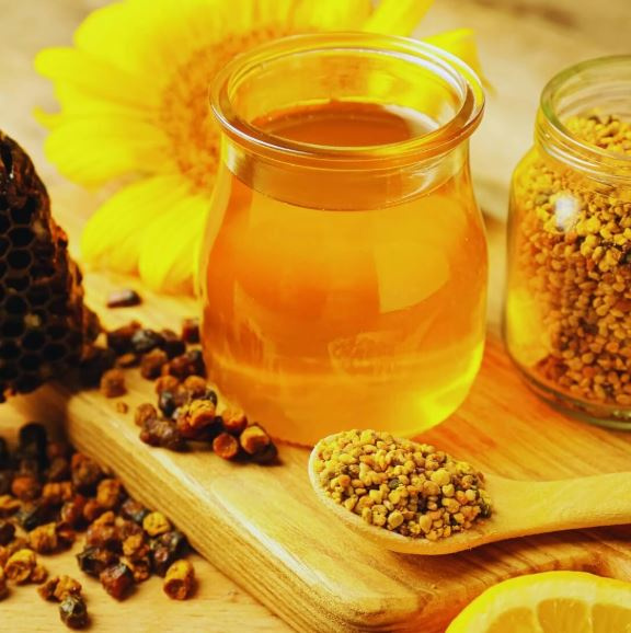 Bee&You propolisový sprej do krku s černým bezem, jahodami a vitamínem C, 30 ml