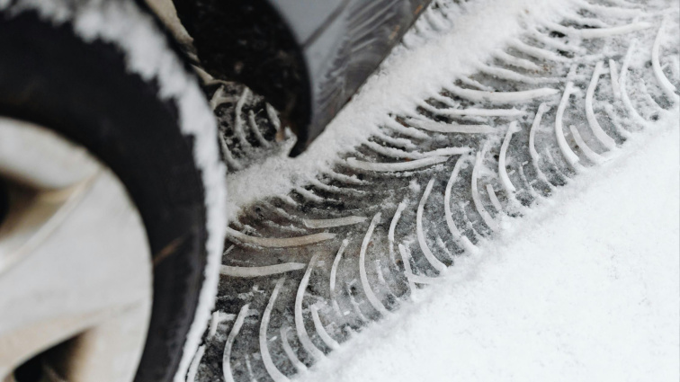 Povinnost zimních pneumatik 2025/26 a minimální hloubka dezénu