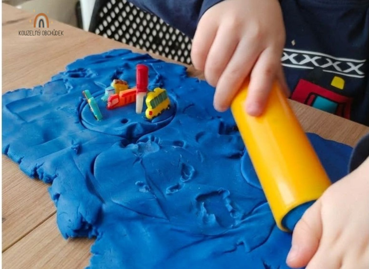 Detail na dětské ruce, které válejí váleček na modelínu. Modelína je měkoučká, poddajná, pro nejmenší děti od značky Mámy v rejži. 