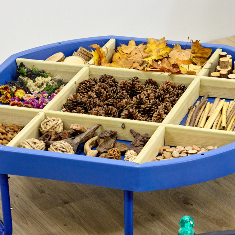 Modrý Tuff Tray tác vyplněný dřevěným rozdělovníkem, organizérem.