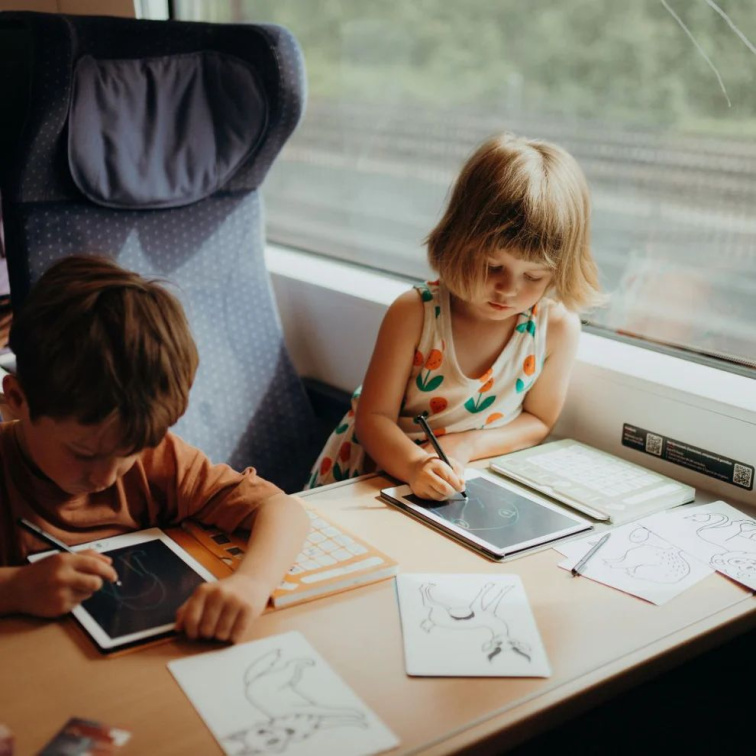 Kreslicí tablet pro děti Kidydraw mini jako ideální hračka do auta a na dlouhé cesty pro klidnou zábavu bez mobilu.