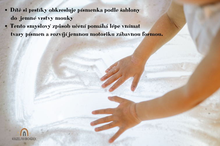 Na světelném Tickit Light Panelu je rozsypaná krupice, dítě v ní prstíky kreslí motivy podle grafomotorických předloh. Procvičuje tak prstíky.