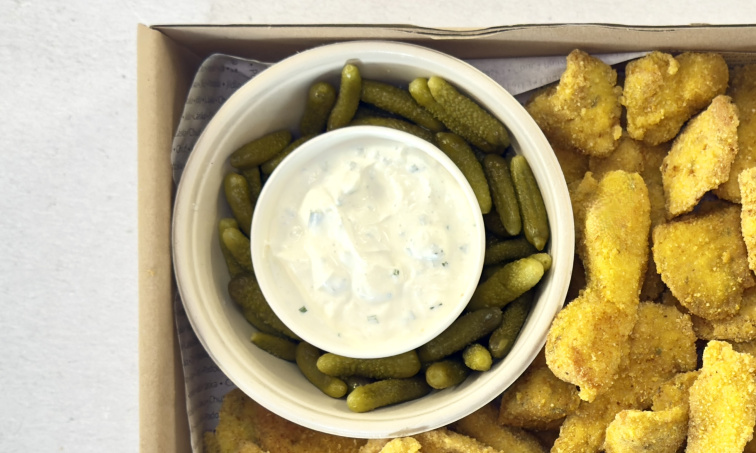 Krůtí miniřízečky s pažitkovým creme fraiche a cornichony