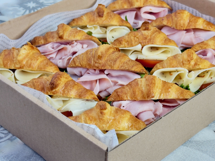 Croissant se šunkou a sýrem