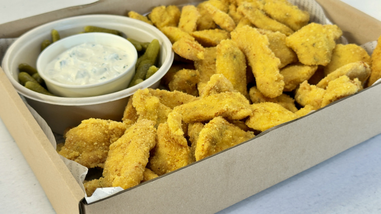 Krůtí miniřízečky s pažitkovým creme fraiche a cornichony