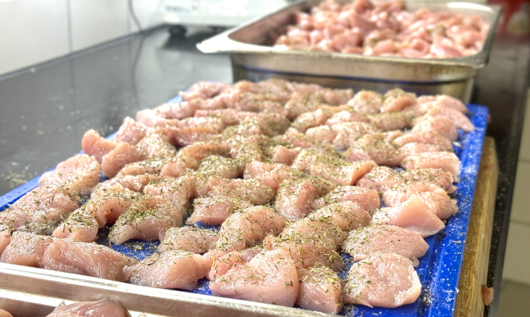 Krůtí miniřízečky s pažitkovým creme fraiche a cornichony