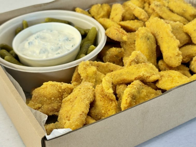 KRŮTÍ MINIŘÍZEČKY s pažitkovým creme fraiche a cornichony