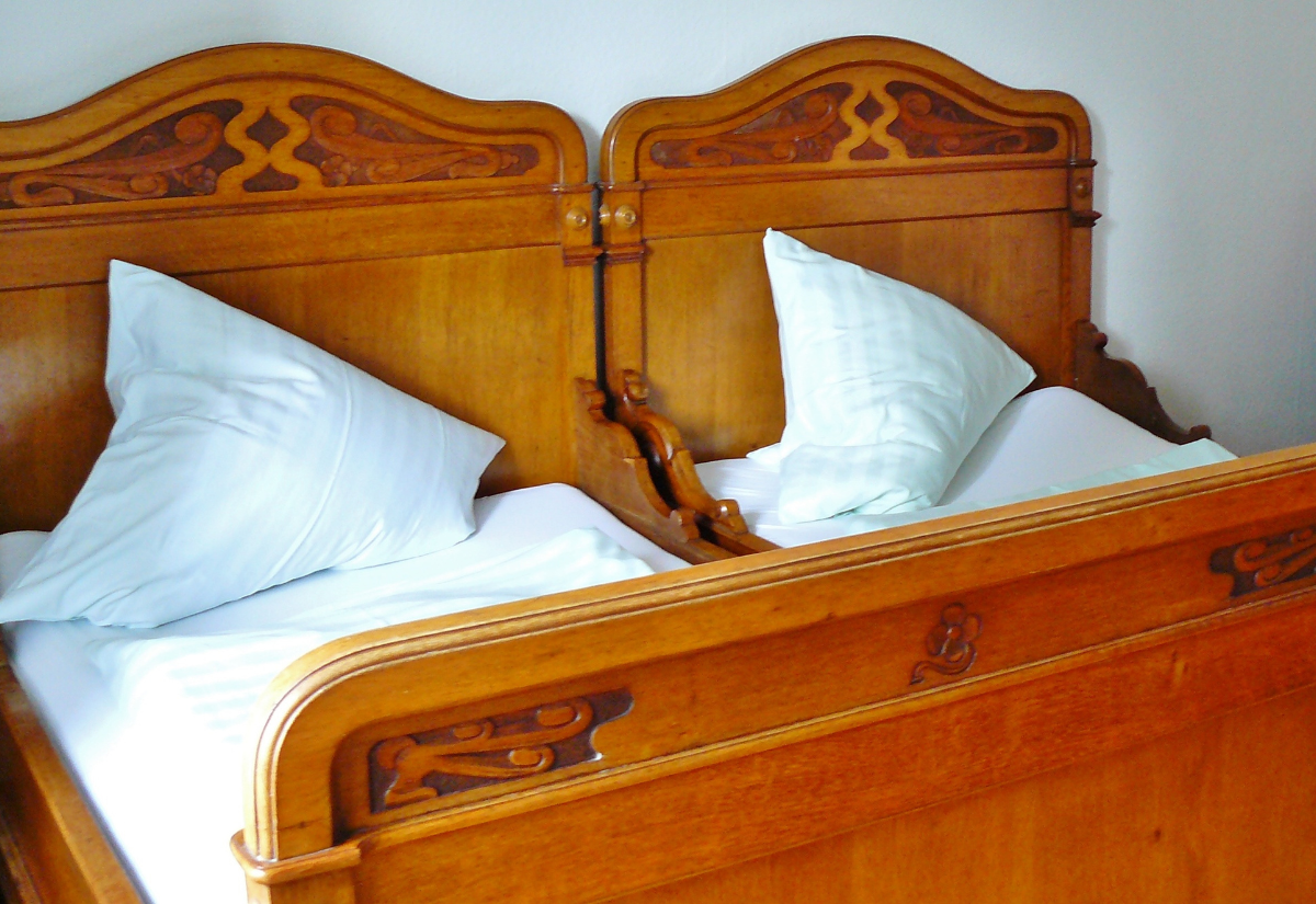 Povrchová úprava a životnost masivních postelí