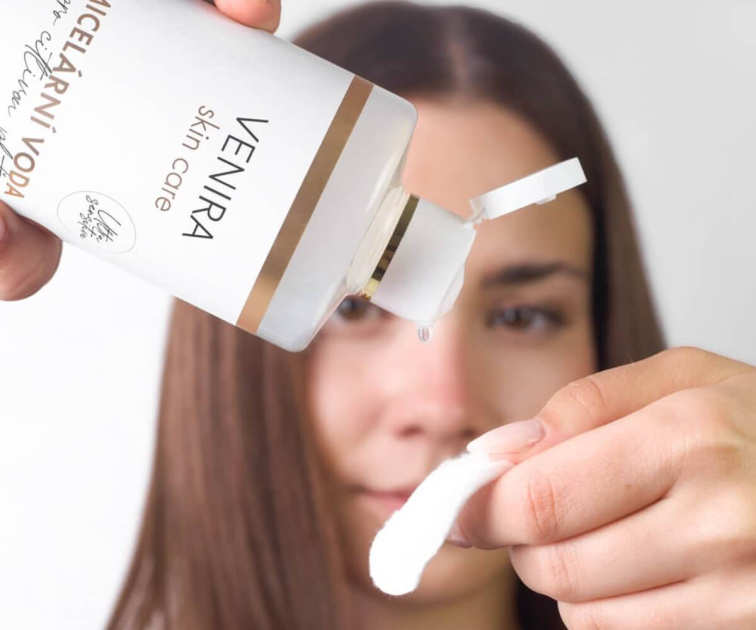 Jaký je rozdíl mezi pleťovou vodou a micelární vodou? + tipy na správné použití