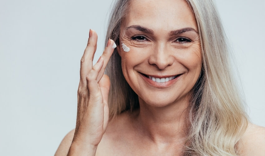 Jak zpomalit stárnutí pleti: 8 ověřených anti-age návyků, které fungují