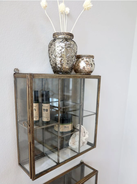 Ako ladiť nástenné dekorácie do obývačky so štýlom interiéru?