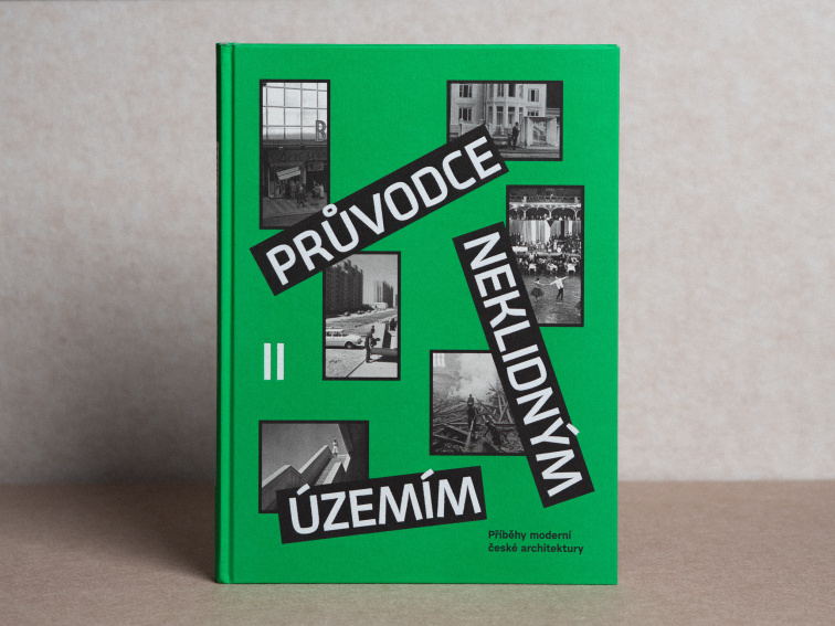 Když se učebnice směje a architektura vypráví