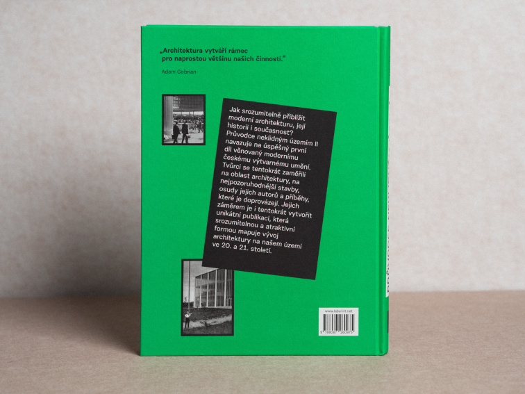 Když se učebnice směje a architektura vypráví