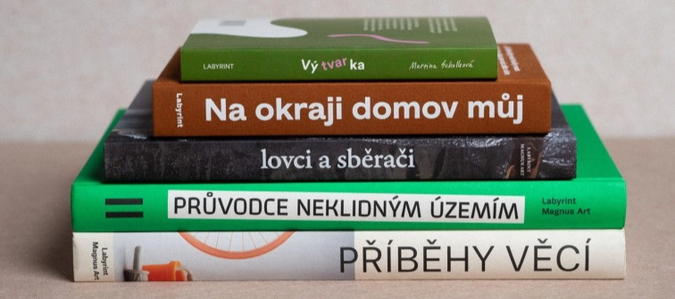 Když se učebnice směje a architektura vypráví