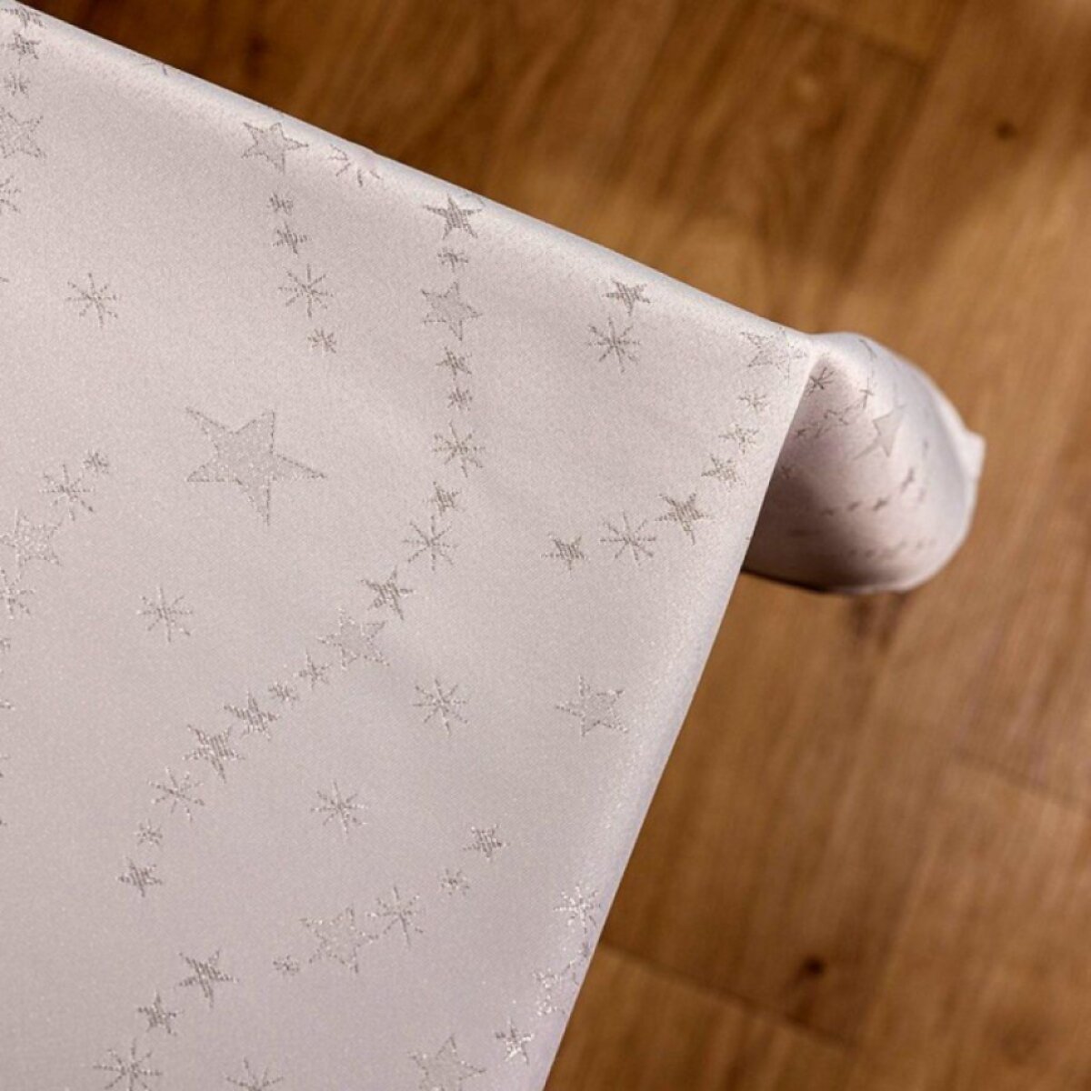 Vánoční ubrus na stůl SHINY FLAKES 145x220 cm stříbrná