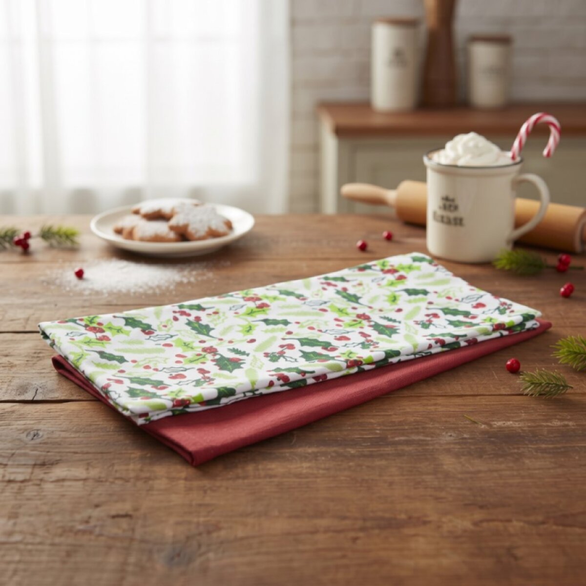 Sada vánočních kuchyňských utěrek FESTIVE FEAST 45 × 65 cm cesmína/červená – 2 ks