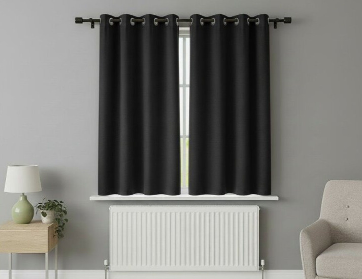 Zatemňovací krátký závěs s kroužky "BLACKOUT" NEW VITORIA 135x160 cm černá (cena za 1 kus) Mybesthome