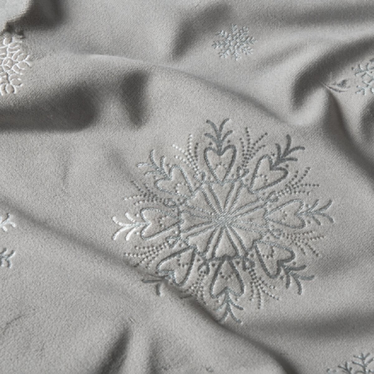 Vánoční běhoun na stůl SNOWFLAKE světle šedá 40x140 cm
