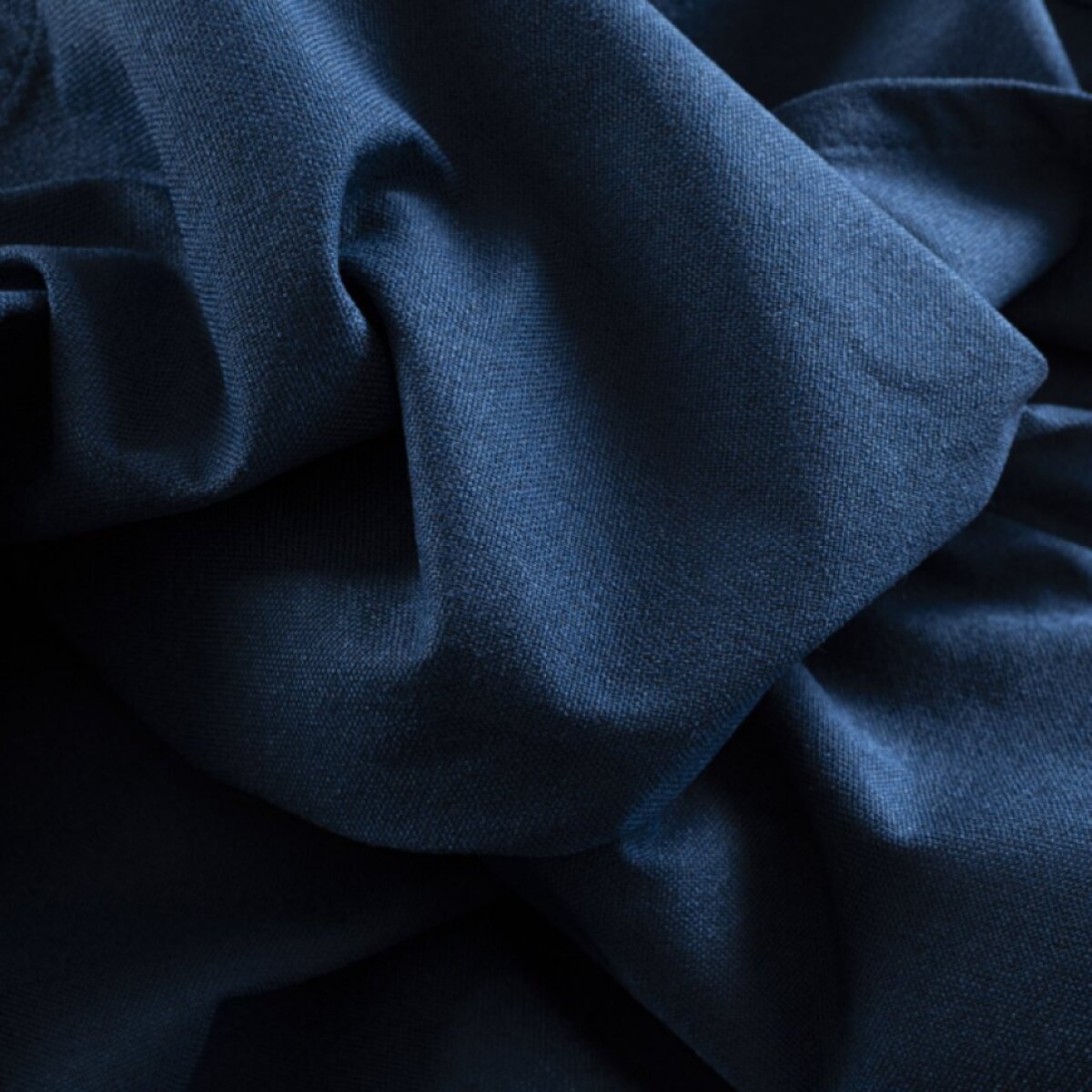 100% zatemňující závěs 140×250 cm SUPER BLACKOUT tmavě modrý 037 s řasící páskou
