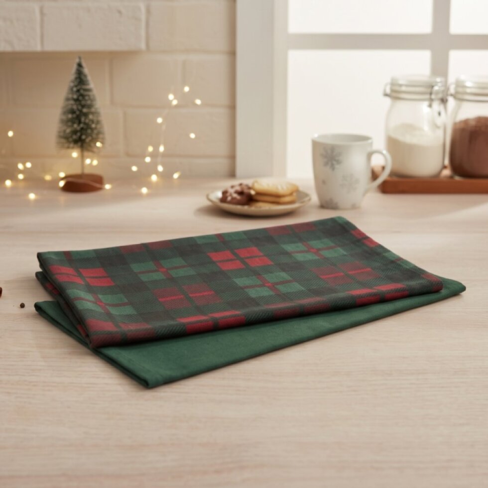 Sada vánočních kuchyňských utěrek FESTIVE FEAST 45 × 65 cm kostky/zelená – 2 ks