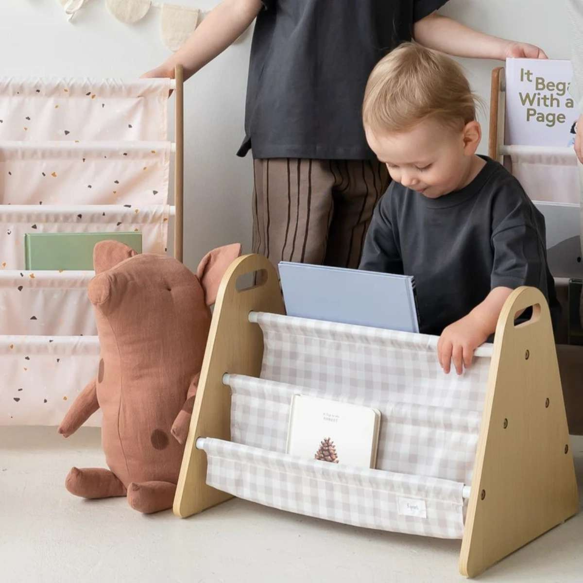 3 SPROUTS Oboustranný stojan na knížky Gingham Beige