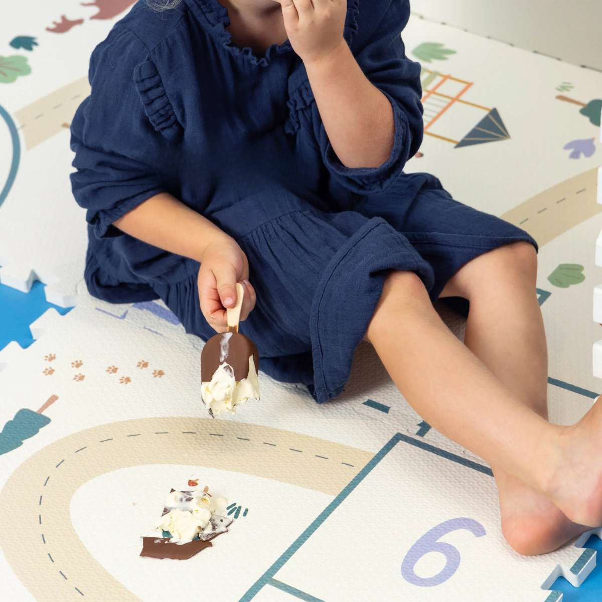 PLAY AND GO Tiloo EEVAA Podložka na hraní a domeček Hopscotch