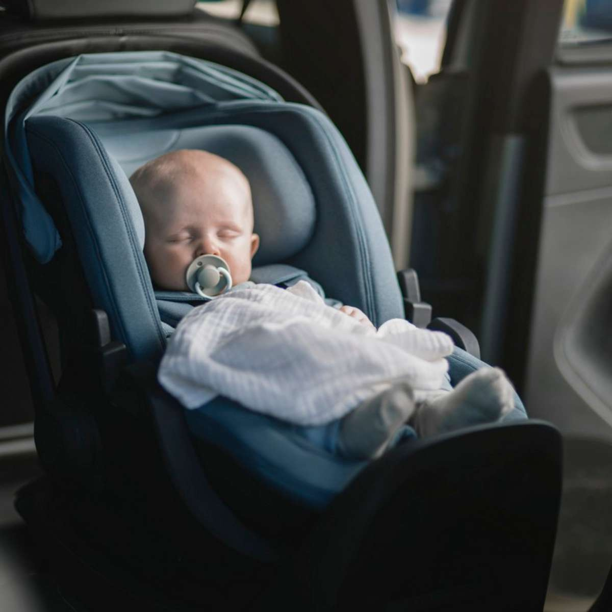 THULE Výhodný set Základna Alfi + Autosedačka Maple Darkest Blue + Sluneční clona