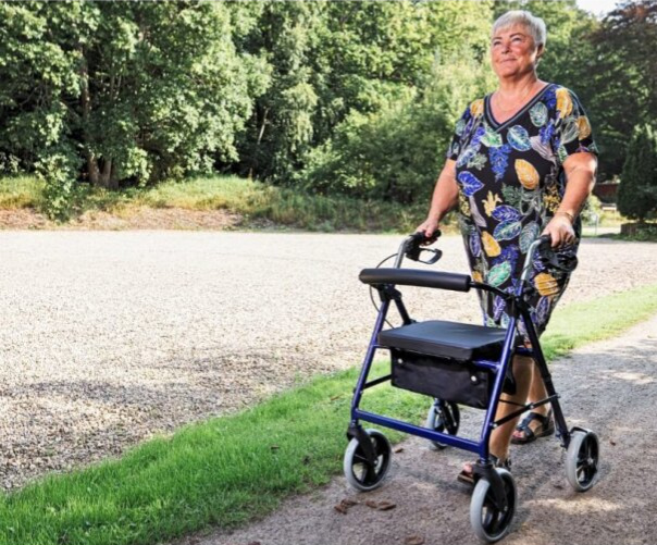4 - kolesové chodítko so sedátkom sklápateľné modré Impala, nosnosť 150 kg
