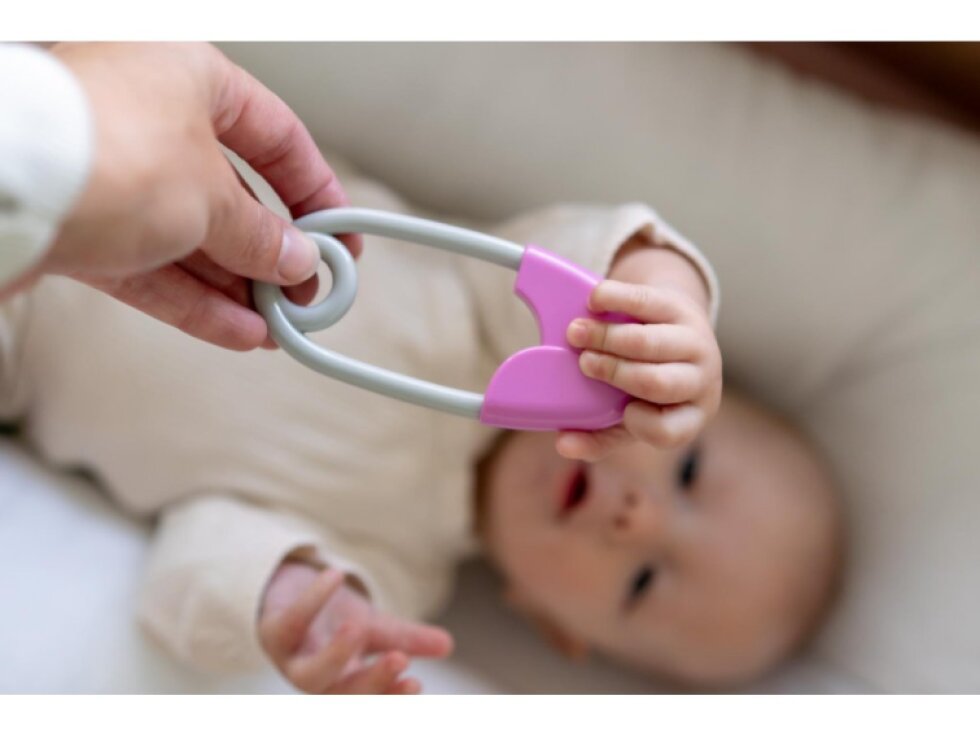 Chrastítko špendlík plast 12cm růžovošedé