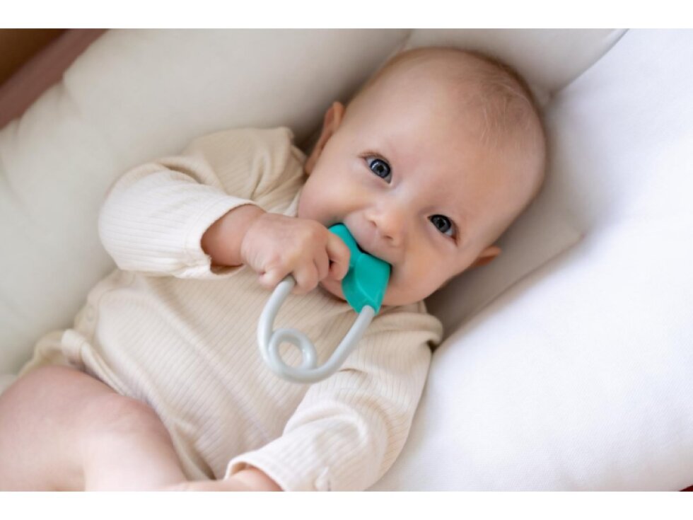 Chrastítko špendlík plast 12cm tyrkysovošedé