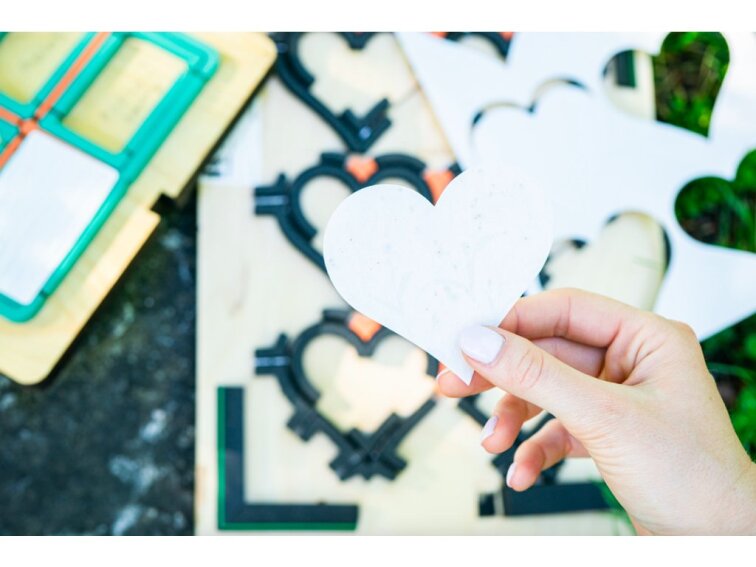 ROSTOUCÍ PAPÍR - Výseky na míru