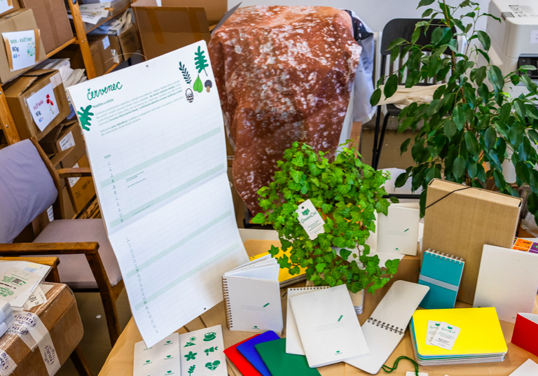 NÁSTĚNNÝ KALENDÁŘ z recy papíru