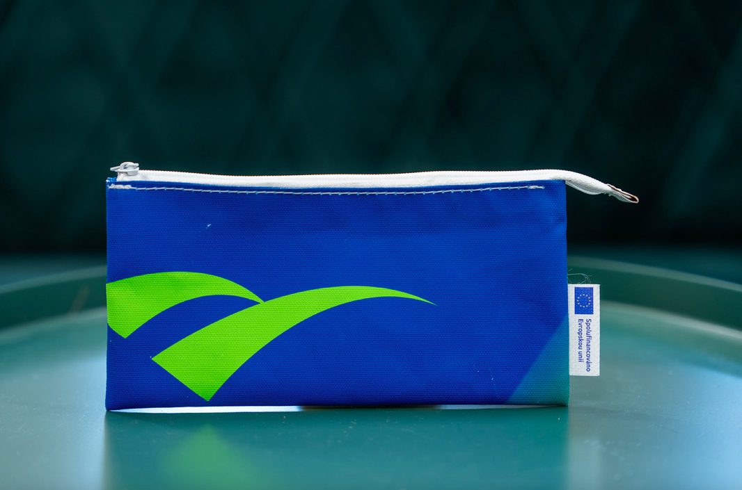 Z BANNERU – Kapsa na zip