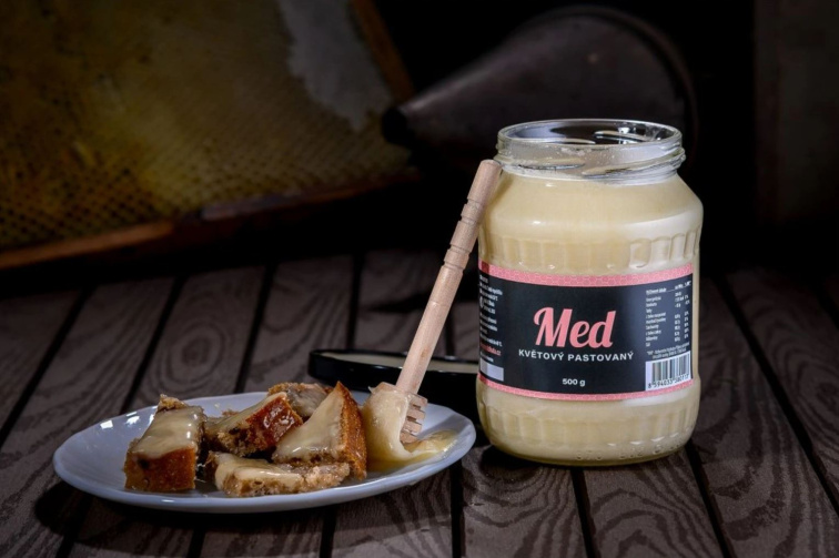 Dřevěná naběračka na med