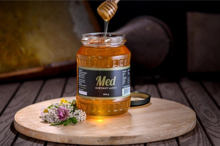 Dřevěná naběračka na med