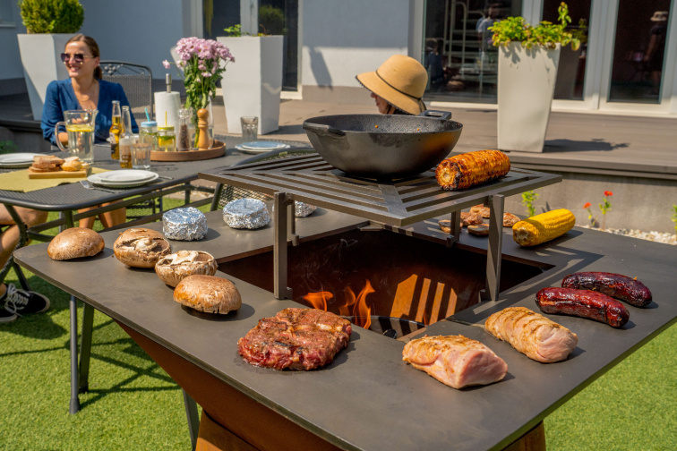 Gril G21 Montana Black a Corten na dřevo