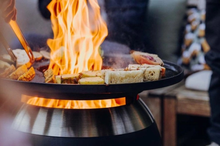 Stylový BBQ gril a ohniště MOON v jednom na dřevo a peletky
