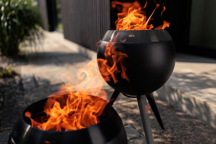 Stylový BBQ gril a ohniště MOON v jednom na dřevo a peletky