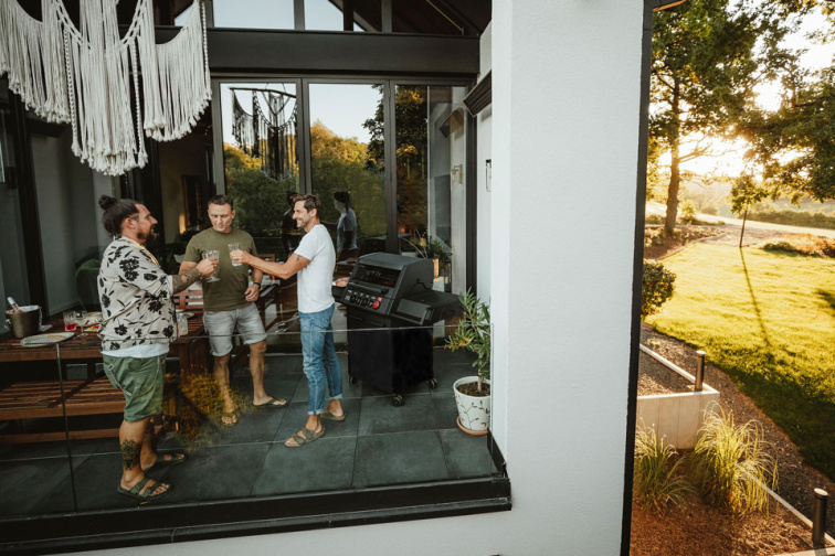 Kouzlo grilování na podzim: proč se vyplatí rozpálit gril i po létě.