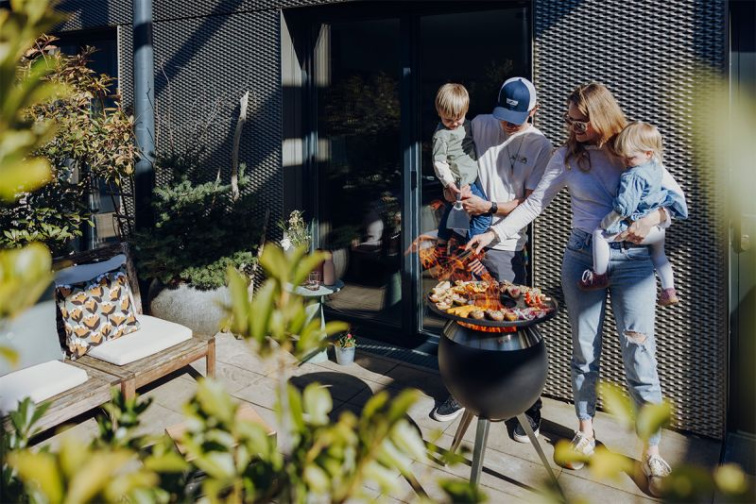 Stylový BBQ gril a ohniště MOON v jednom na dřevo a peletky