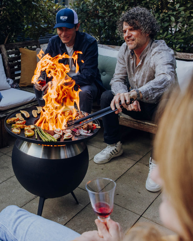 Stylový BBQ gril a ohniště MOON v jednom na dřevo a peletky