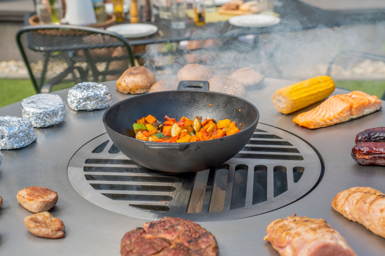 Grilovací pánev wok na gril, litinová