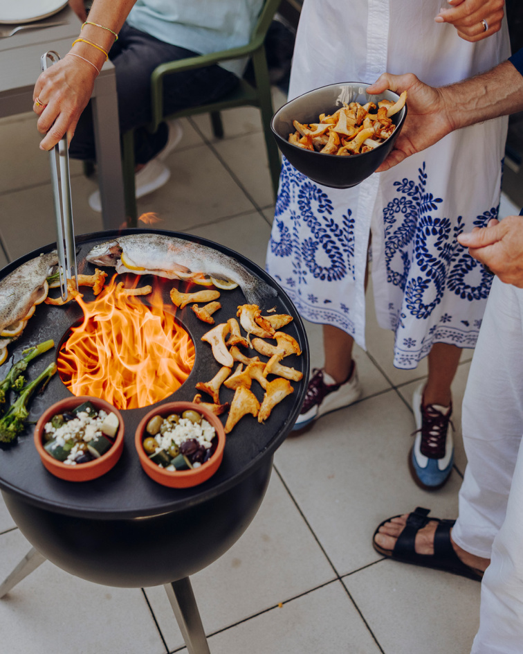 Stylový BBQ gril a ohniště MOON v jednom na dřevo a peletky