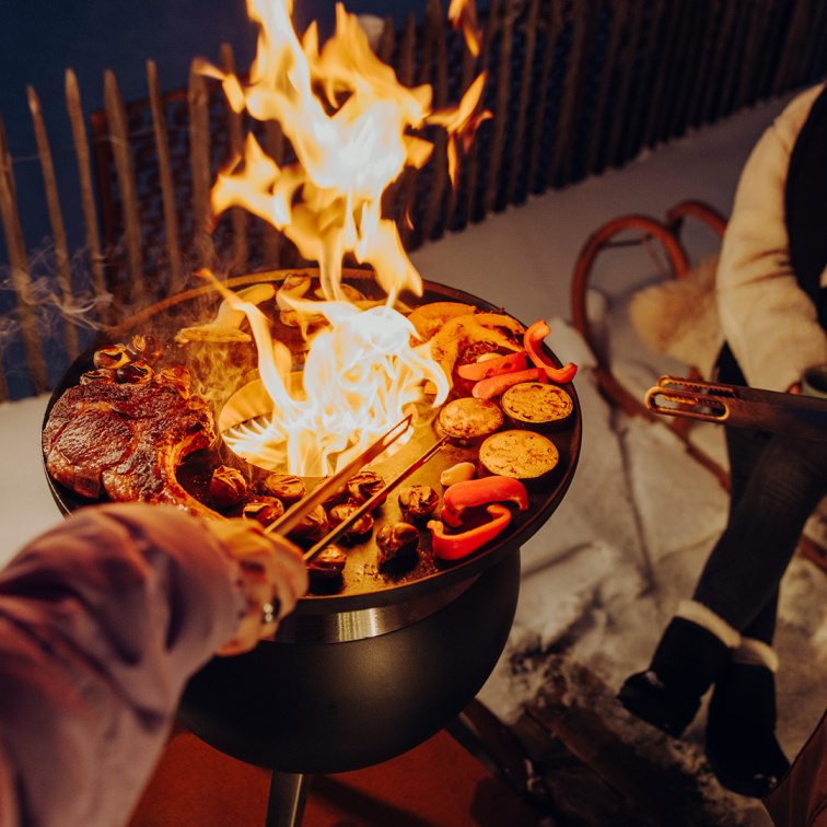Stylový BBQ gril a ohniště MOON v jednom na dřevo a peletky