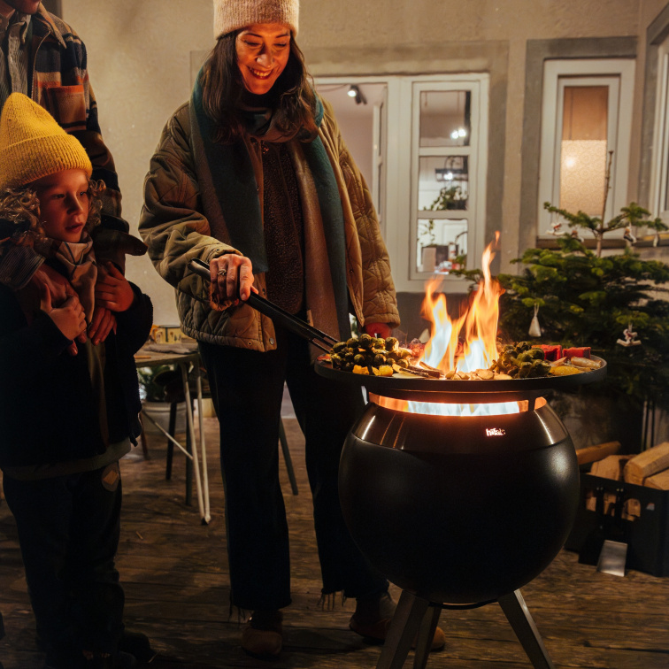 Stylový BBQ gril a ohniště MOON v jednom na dřevo a peletky