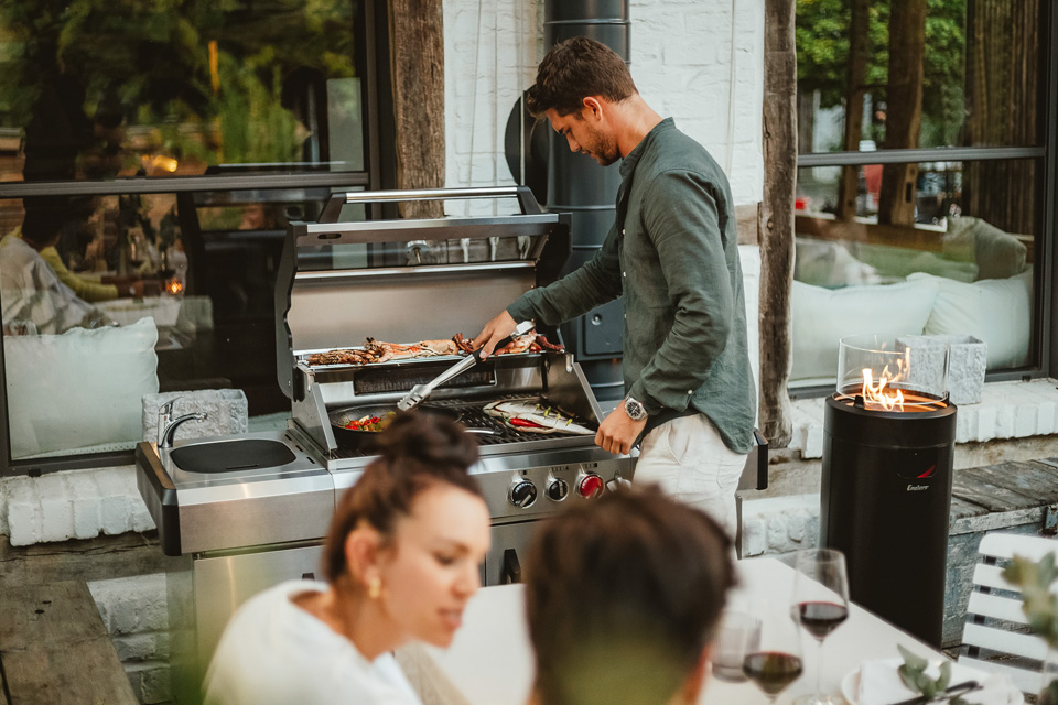 Kouzlo grilování na podzim: proč se vyplatí rozpálit gril i po létě.