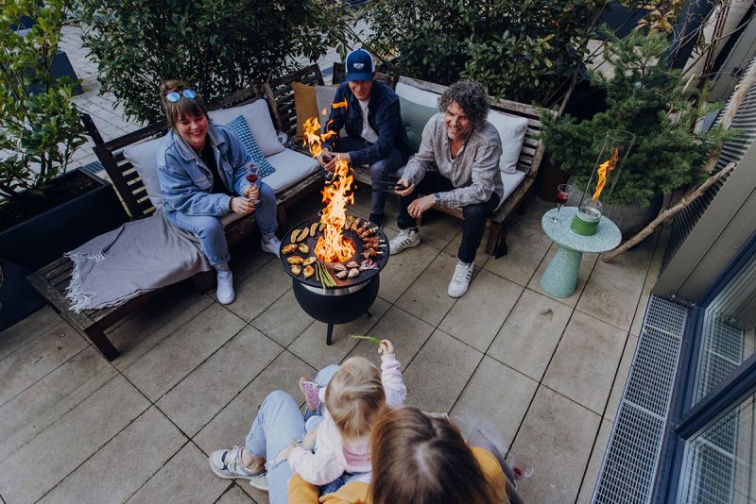 Stylový BBQ gril a ohniště MOON v jednom na dřevo a peletky